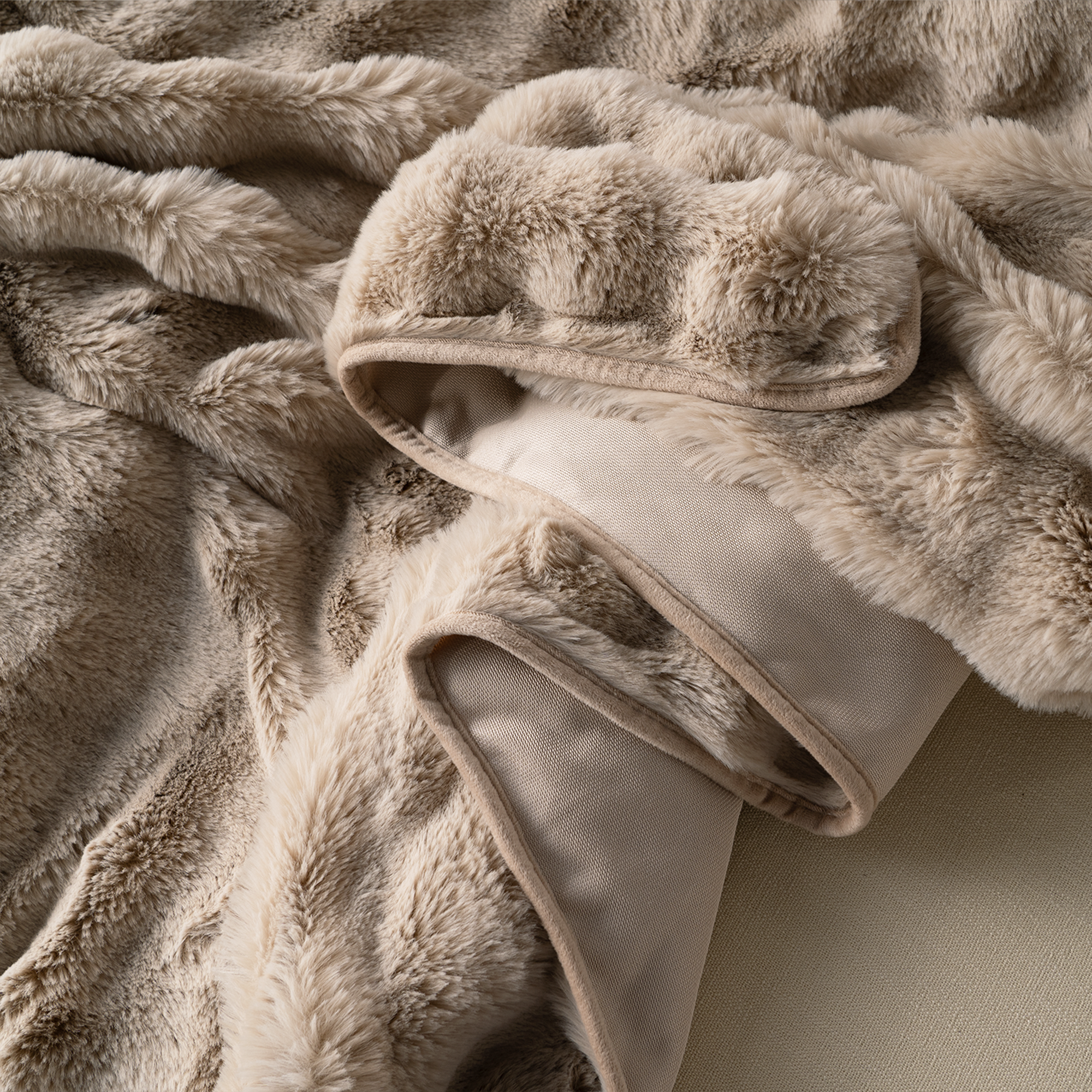 Cirrus Plush Throw Blanket – Faux Fur Channel Stitch Grey Luxury Soft Cozy Bedroom Living Room Decor
