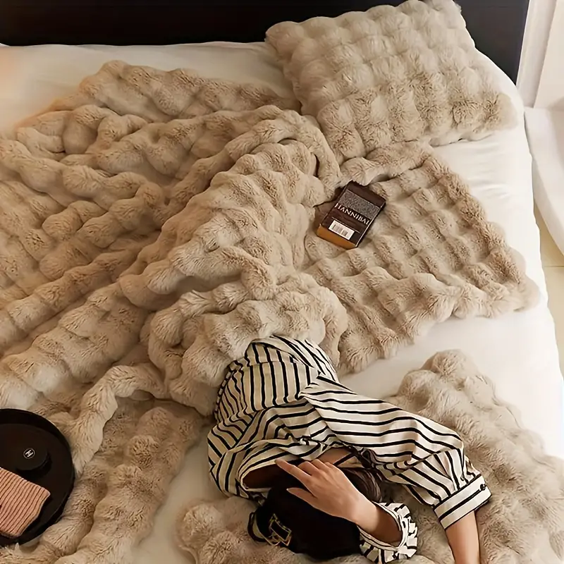 Cloudelle Faux Fur Bedding Set – Luxury White Rabbit Fur Blanket Duvet Cover Bedroom Soft Plush Throw
