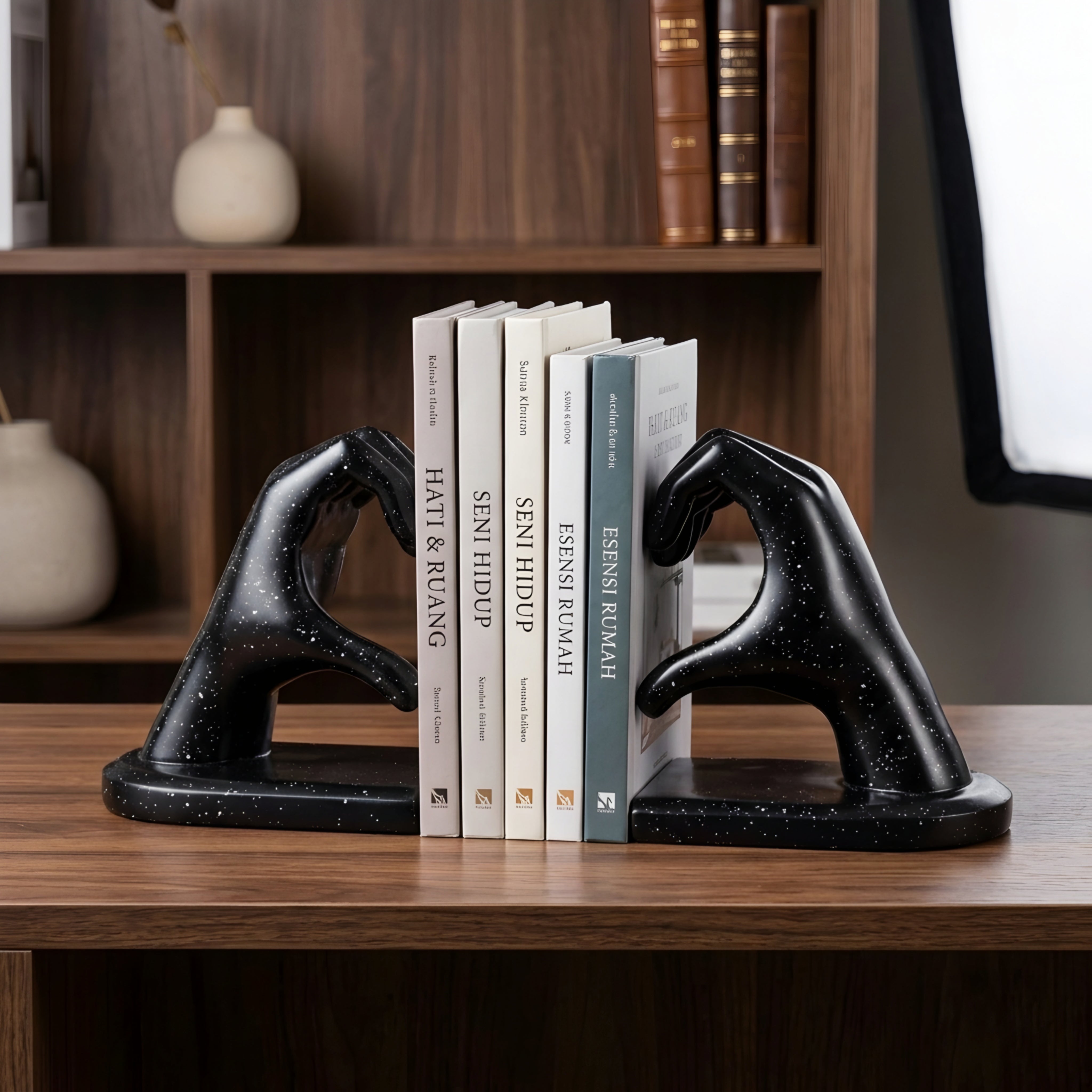Cordia Heart Hands Bookend – Modern Black Resin Decorative Sculpture Home Office Decor