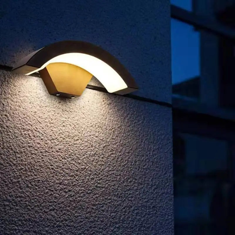 Modern Curved Outdoor Wall Lamp with Ambient LED Glow – Waterproof Exterior Architectural Light