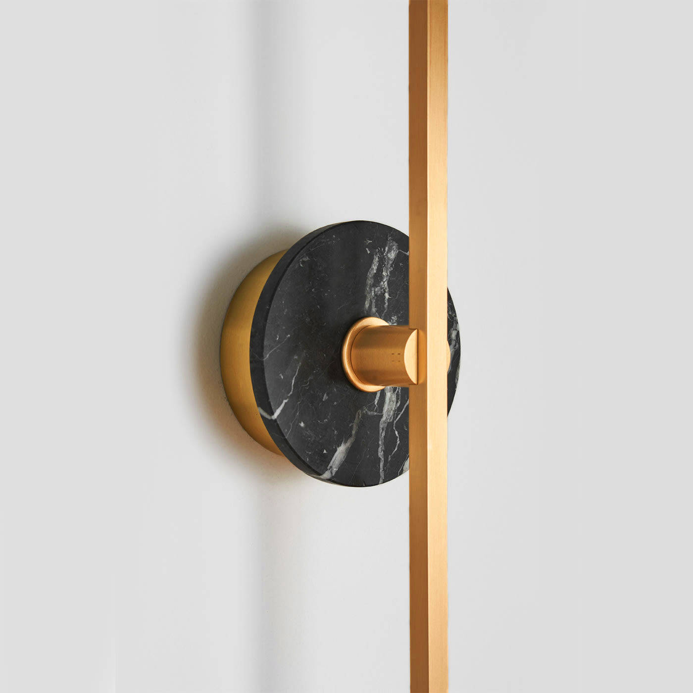 Linea Luxe Slim Wall Lamp – Modern Gold LED Vertical Bathroom Vanity Sconce Light