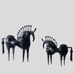 Equiro Decorative Horse Sculpture – Black Metal Modern Living Room Table Decor Accent Piece